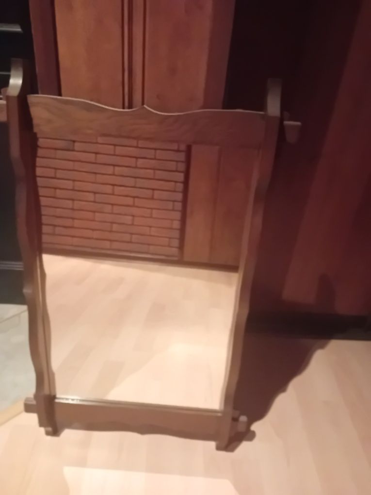 Lustro wisące na ścianę