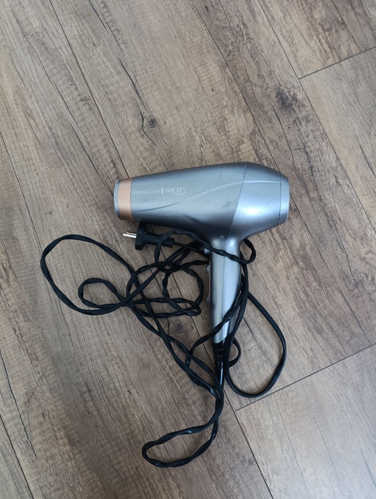 Suszarka do włosów Remington AC8820 Keratin Protect 2200W