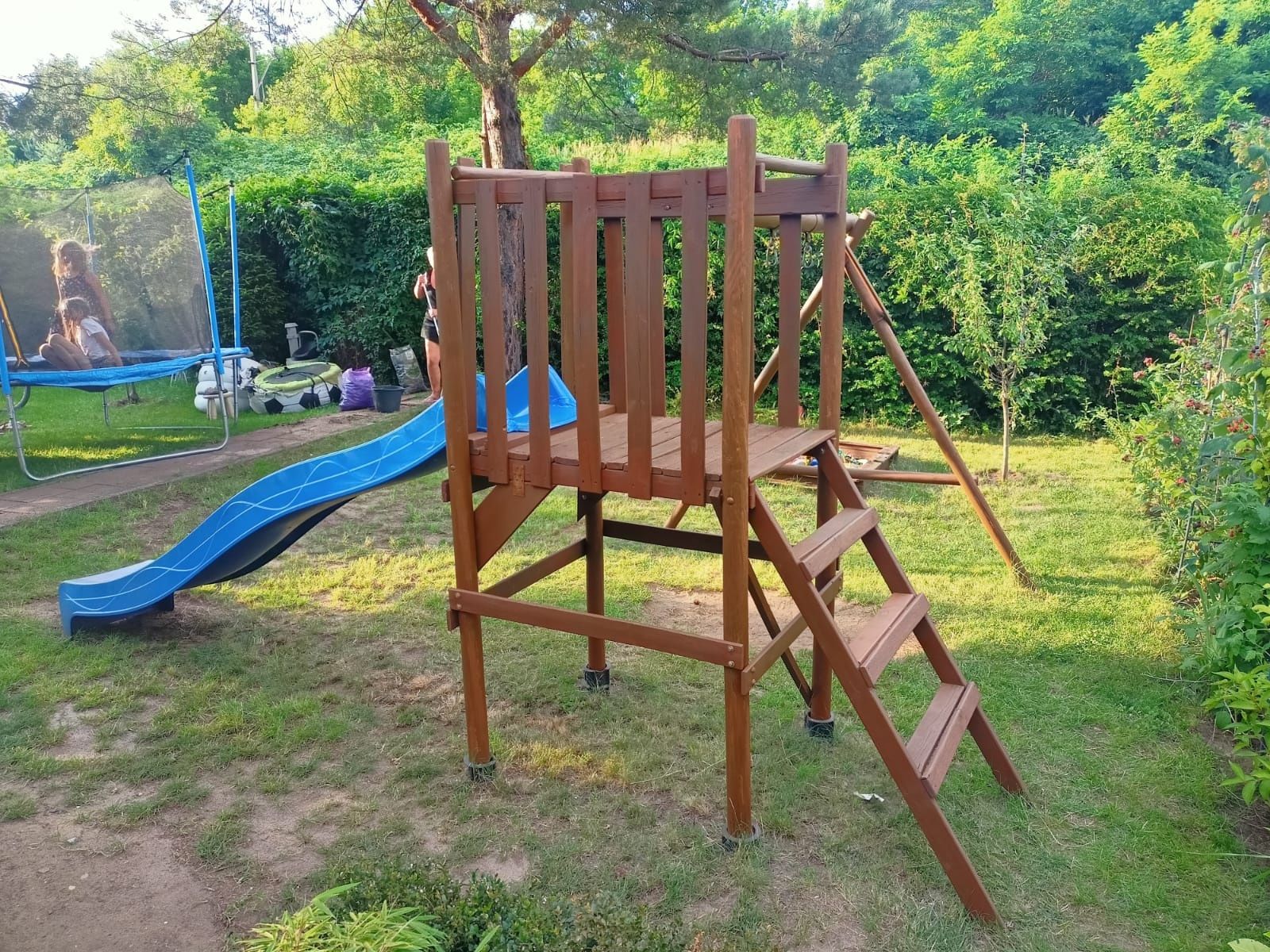 Drewniany plac zabaw dla dzieci na huśtawkę, ze zjeżdżalnią