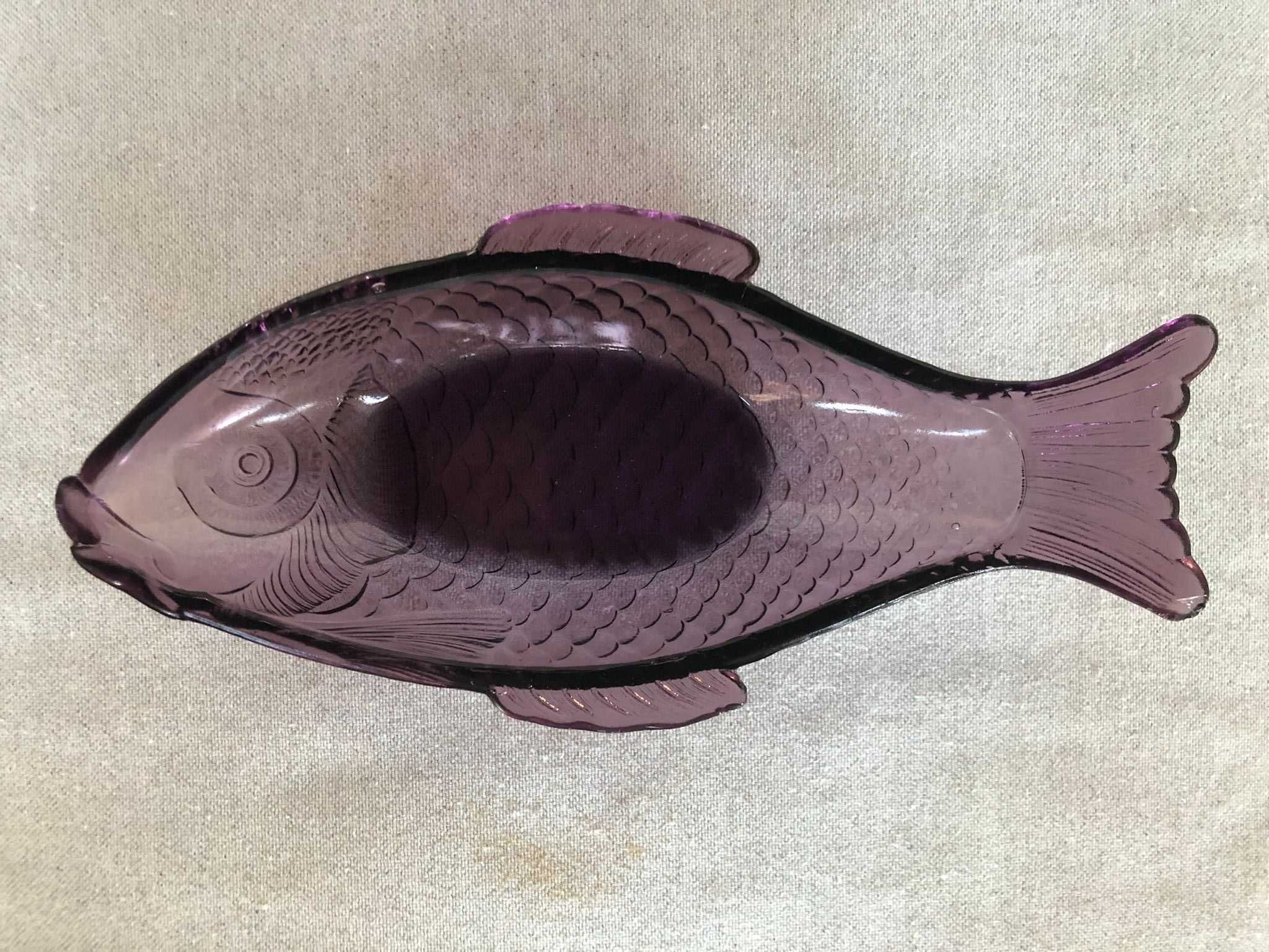 Travessa de Vidro Lilás em forma de peixe