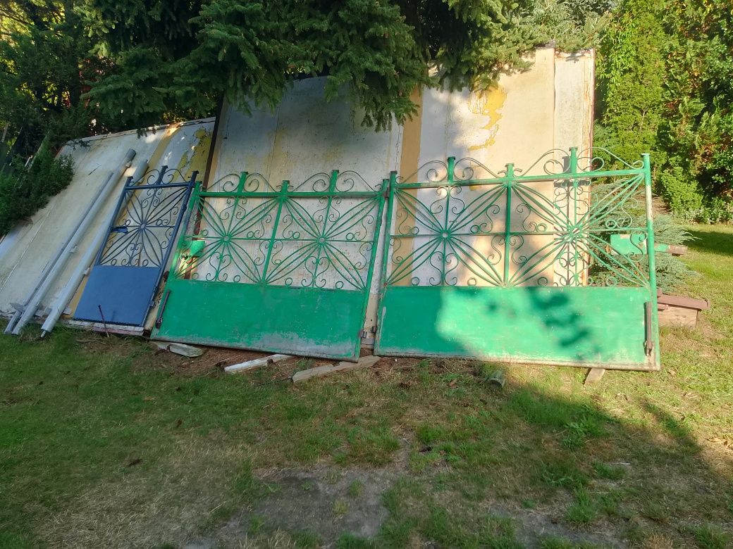 Brama wjazdowa że słupkami