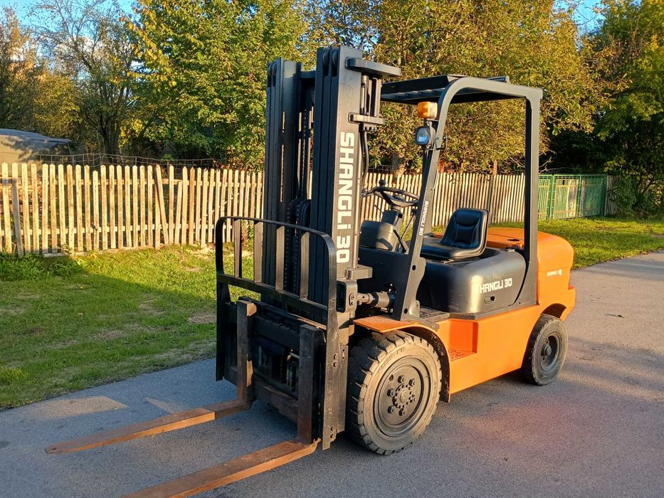 Sprzedam wózek 3 maszty diesel przesow boczny.