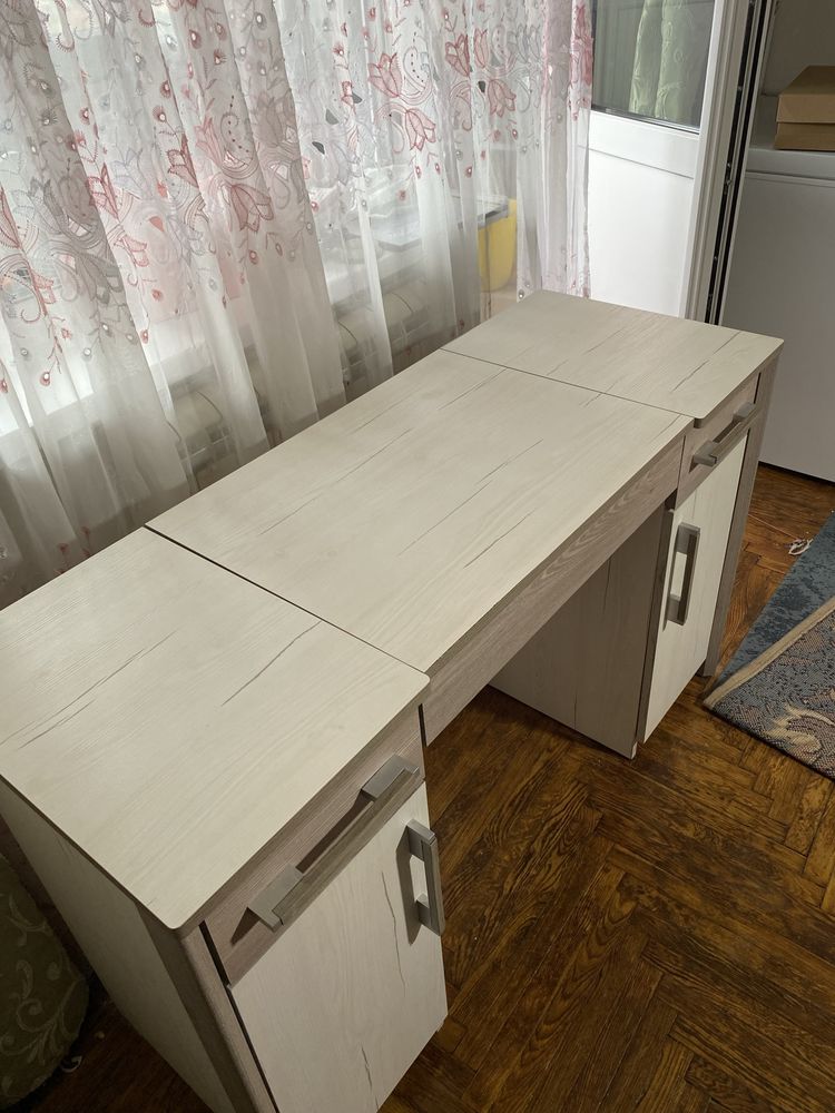 Продам універсальний стіл-трюмо