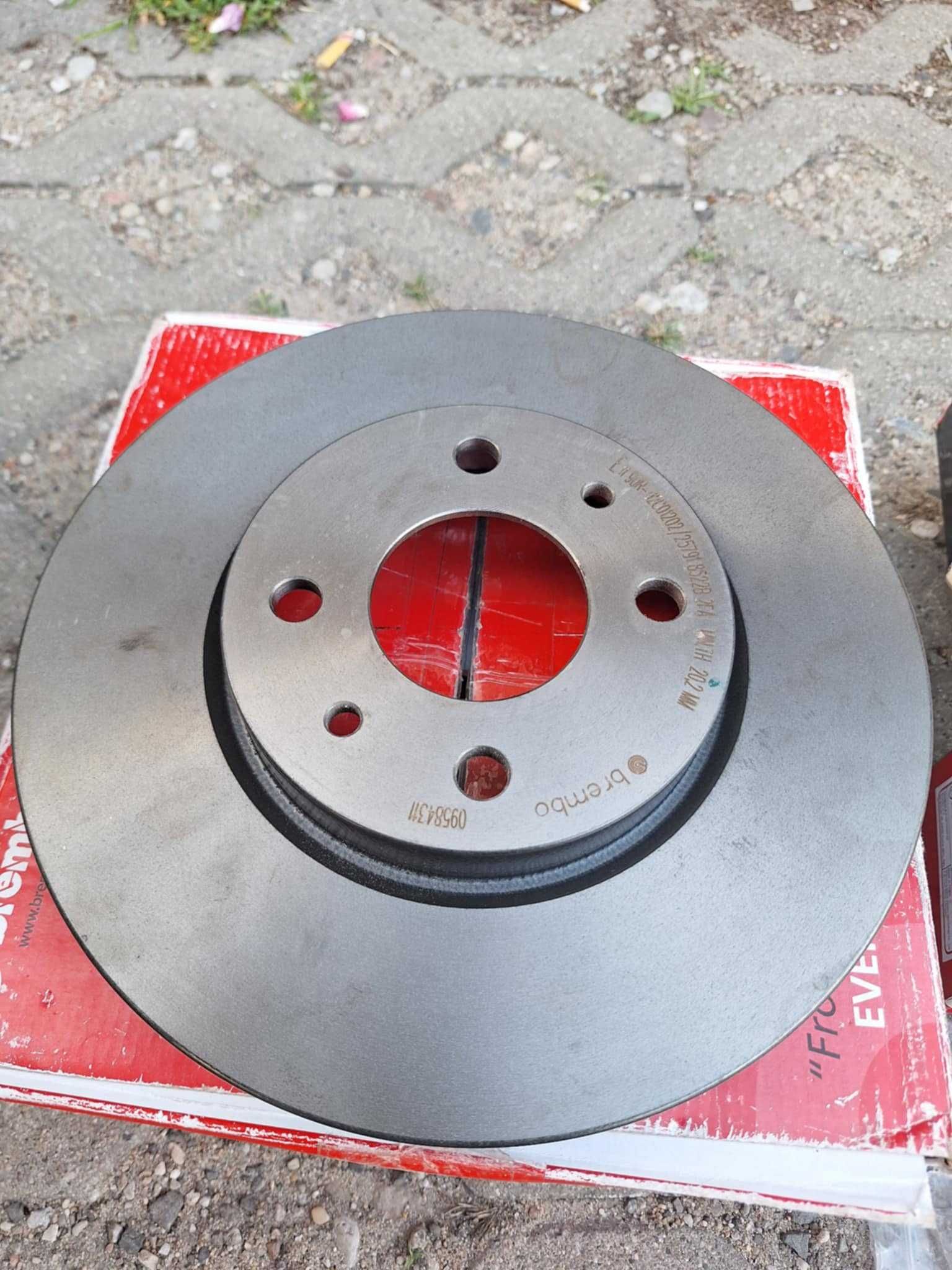 Tarcze i klocki Brembo do Fiata Bravo 2 na przednią oś