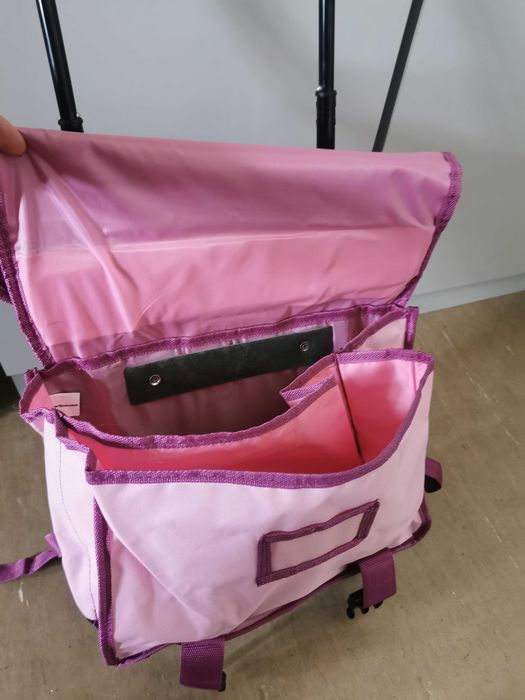 Mala menina com rodas