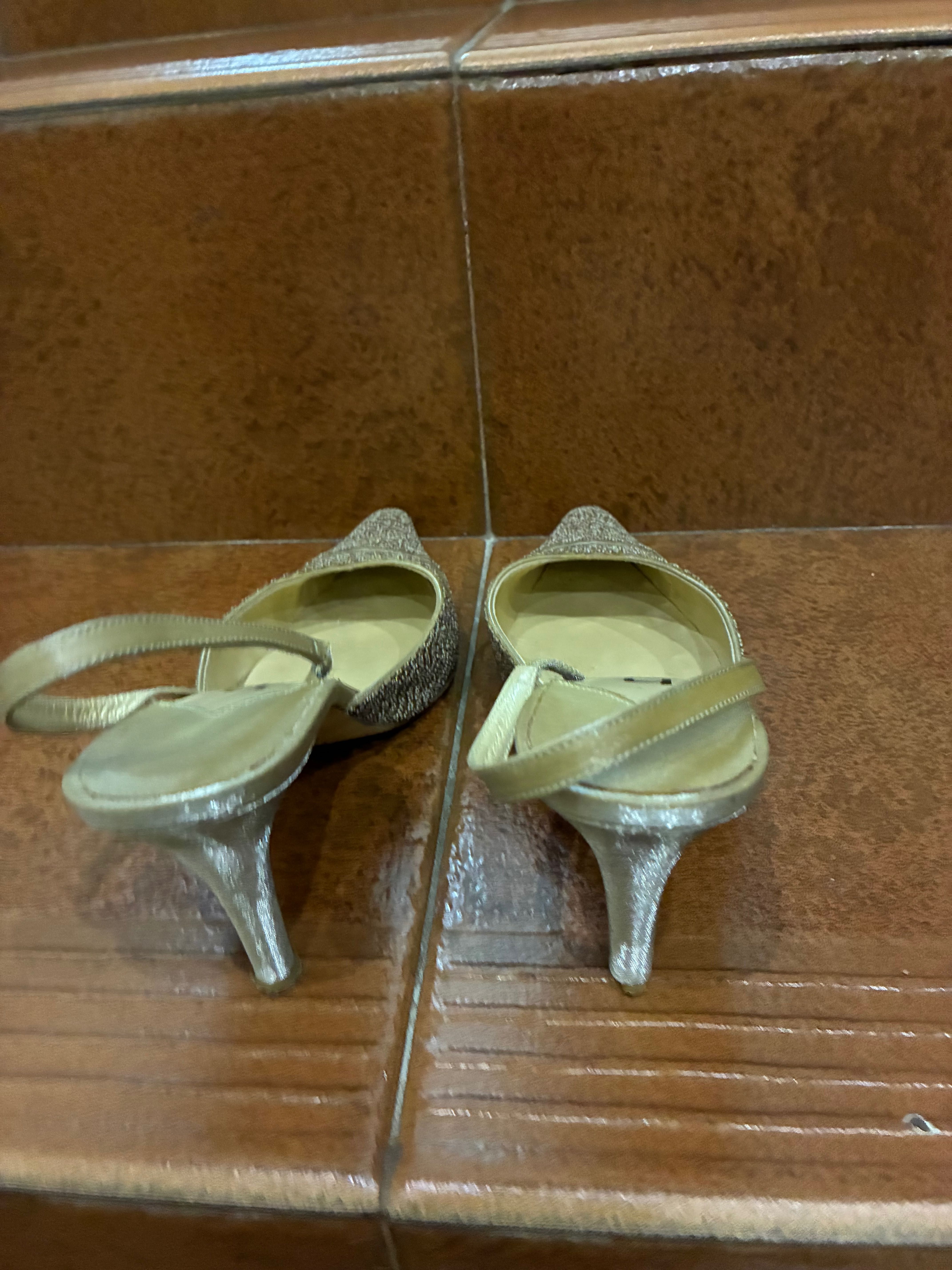 Sapatos dourados