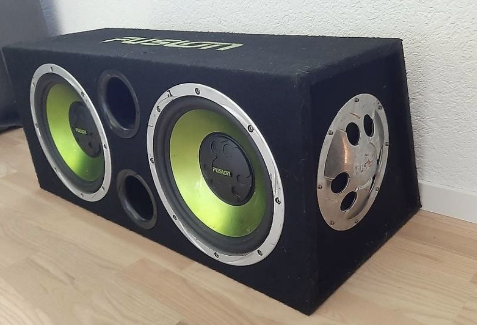 Fusion twin 12" subwoofers in box (W)82 (D)42 (H)38cm