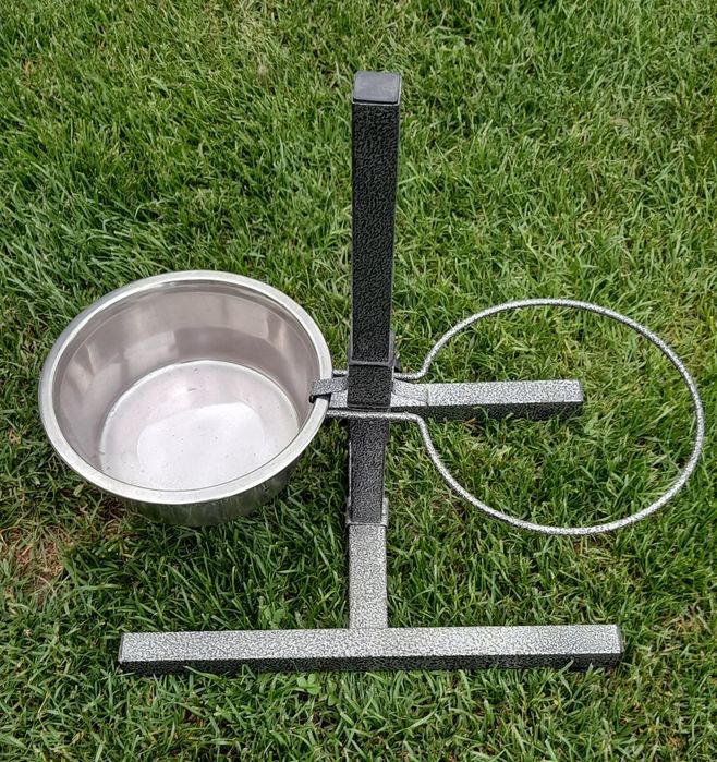 Miska dla psa z regulacją wysokości.