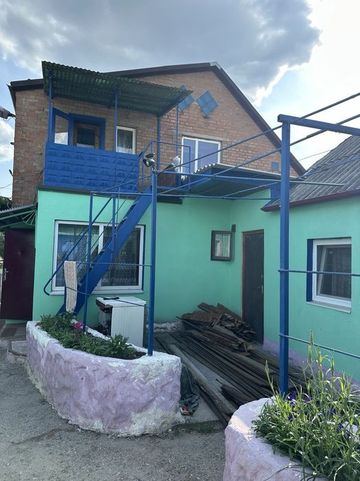 Здається 2-х поверховый Будинок