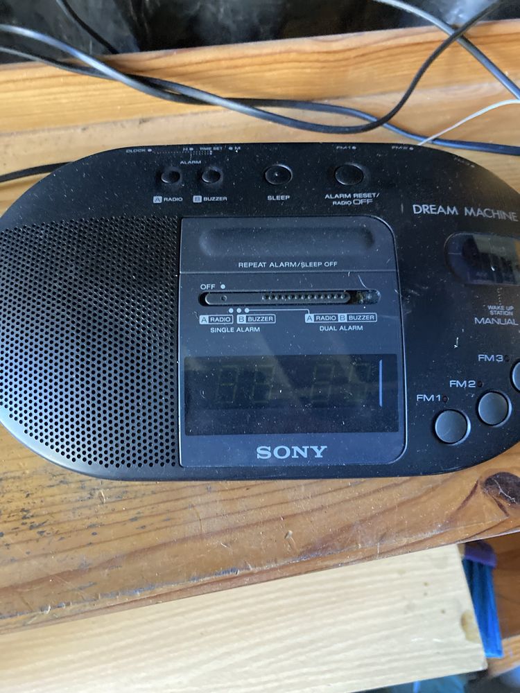 Radio despertador da marca sony