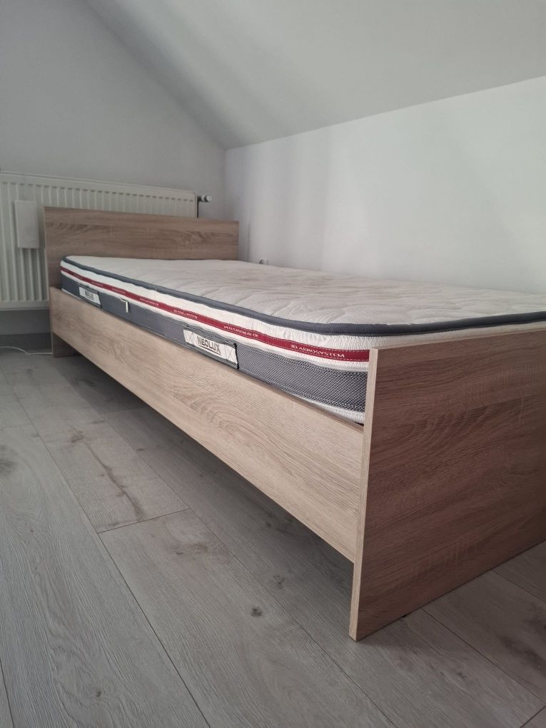 Łóżko z materacem