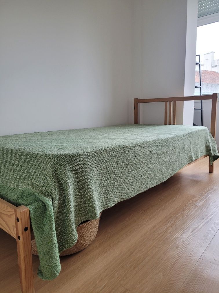 Cama individual + Estrado.