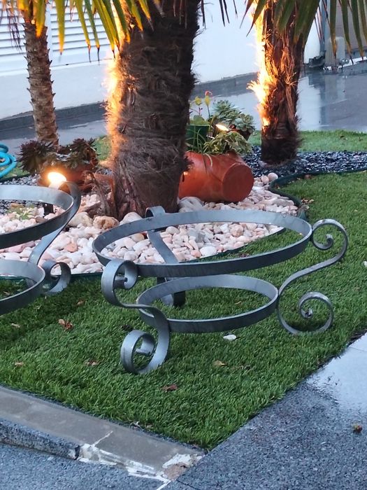 2 Suportes em ferro para vasos