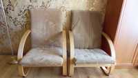 Два деревянных кресла