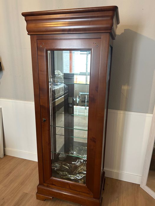 Vitrine em cerejeira maciça