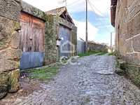 Moradia V2 em granito para recuperar na aldeia mais mística de Portuga