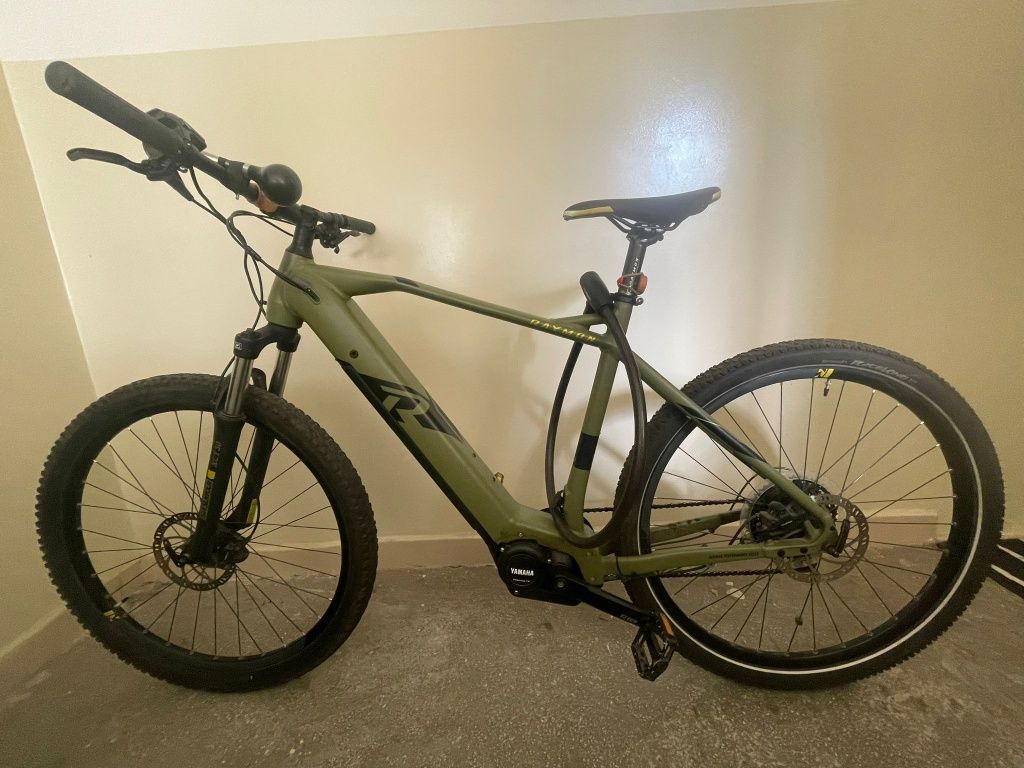 Rower elektryczny z silnikiem Yamaha.