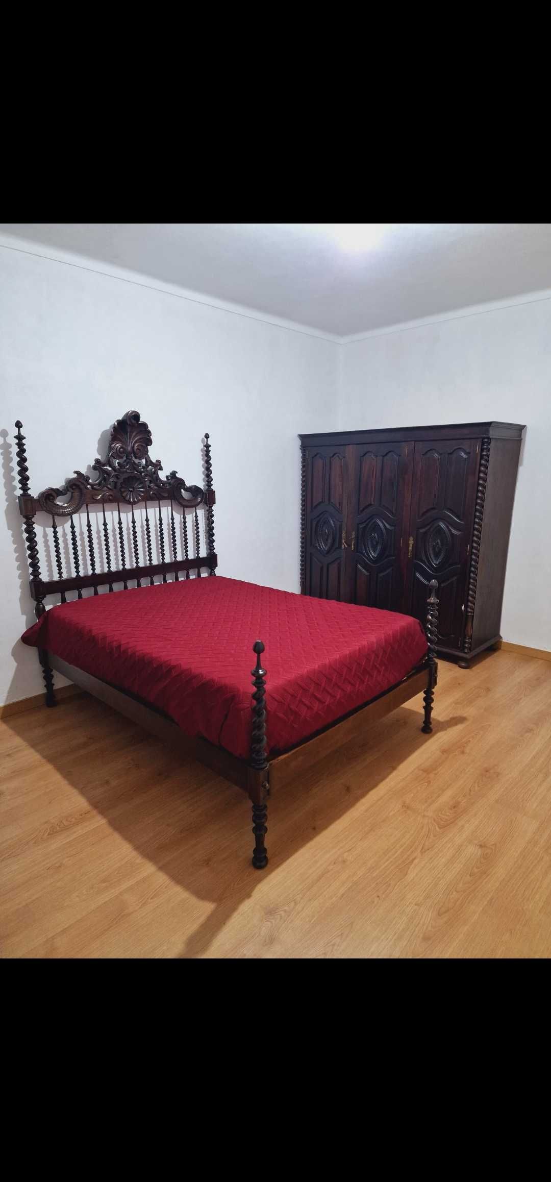 Mobília de quarto antiga em ótimo eatado de conservação