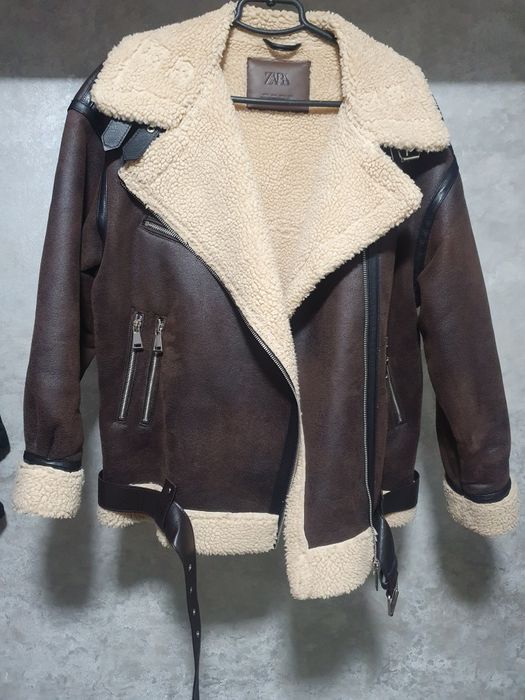Дублянка Zara,коричневого кольору.