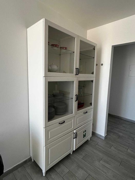 Guarda-louças IKEA branco com portas de vidro e gavetas