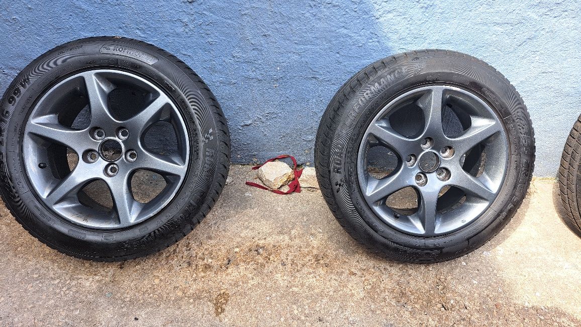 Jantes originais de Lexus com pneus novos.