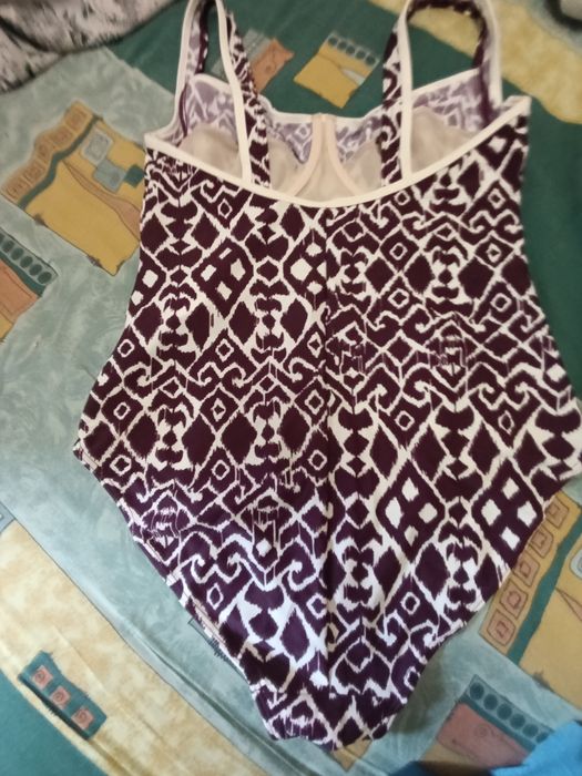 Купальники суцільні, на груди E, D.