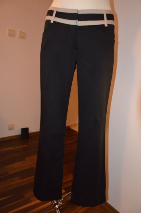 czarne spodnie Orsay z beżowym paskiem