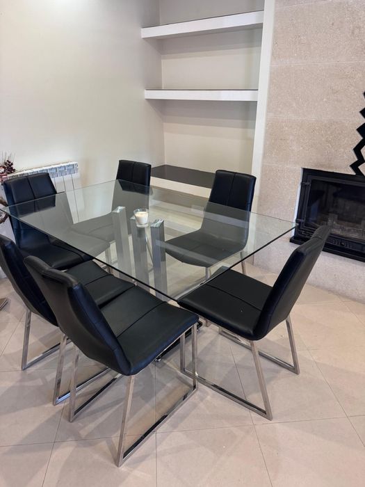 Mesa de vidro com um pé central bonito e seis cadeiras em estado novo