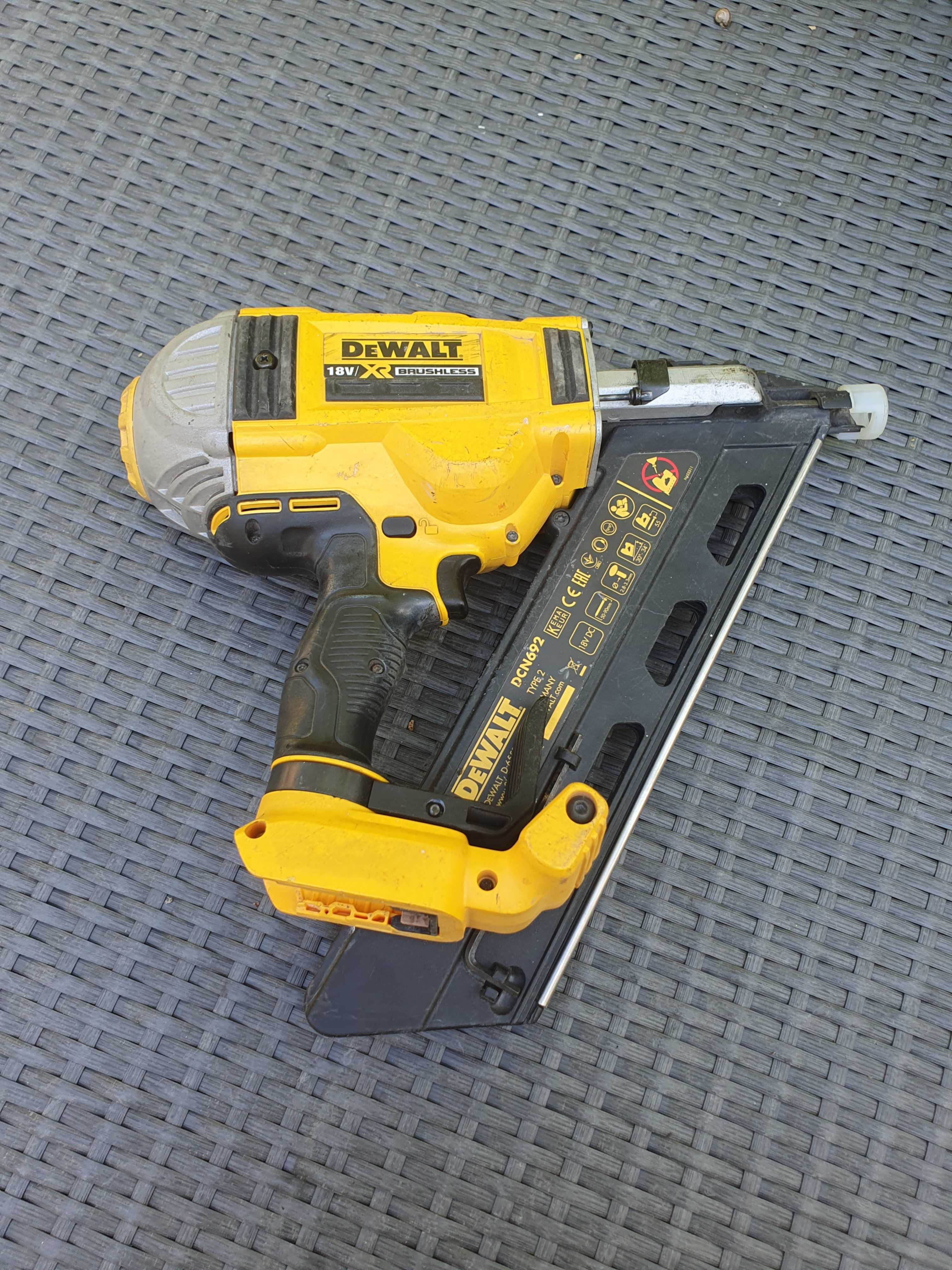 Gwozdziarka akumulatorowa DeWalt DCN692 w pelni sprawna
