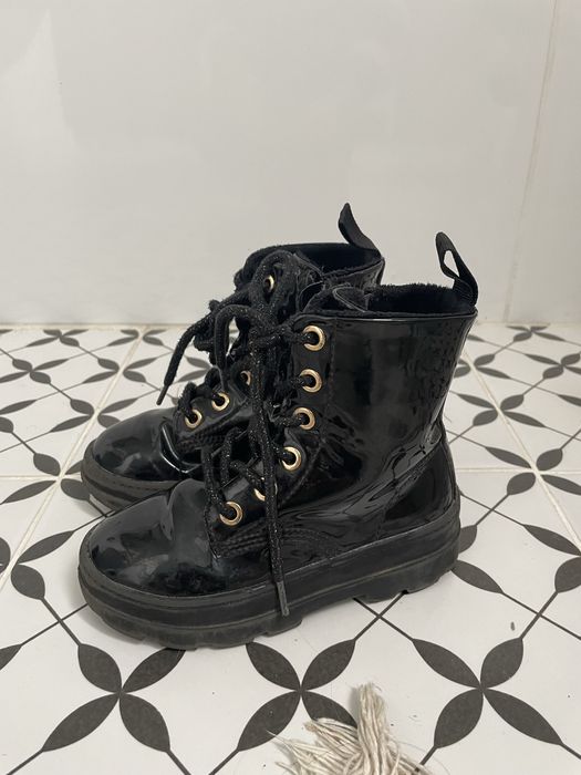 Trapery H&M lakierowane.