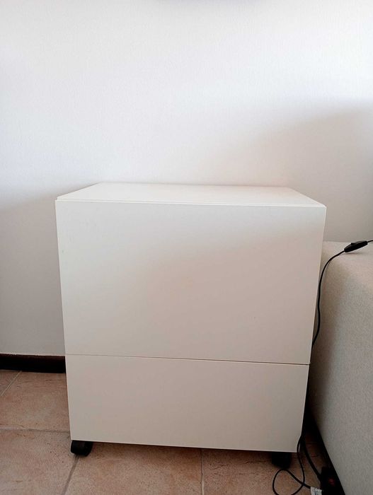 Pequeno móvel IKEA modelo BESTA