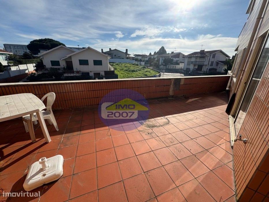 Apartamento T2 com terraço em Paços de Brandão