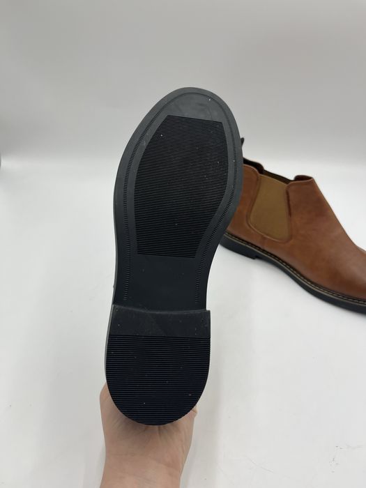 Męskie buty Chelsea Boots w kolorze klasycznego brązu.