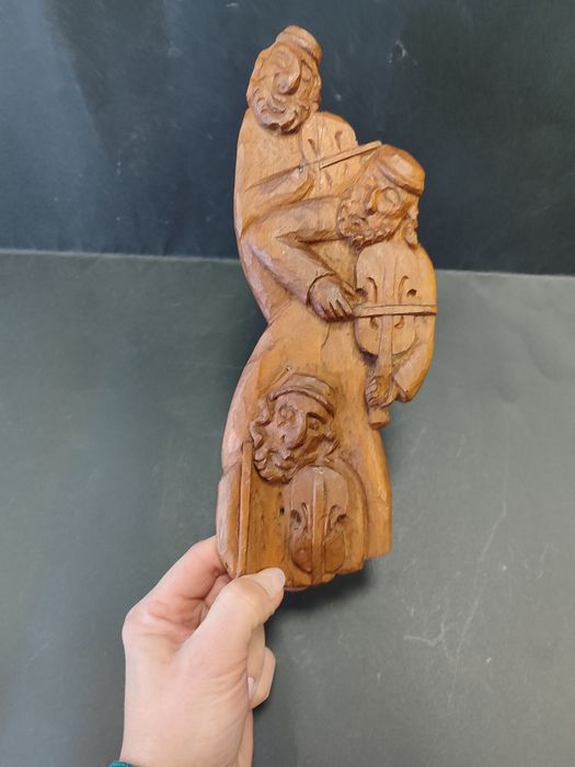 Przedwojenna płaskorzeźba Żydzi grający na skrzypcach drewno