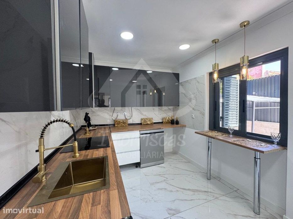 Moradia remodelada T3 convertida em T2 com sótão em Loures