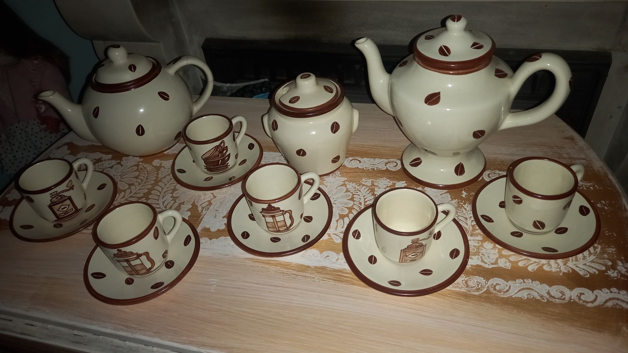 Conjunto de café,pintado à mão.
2 Bules
1 açucareiro 
6 chávenas.
6 pi