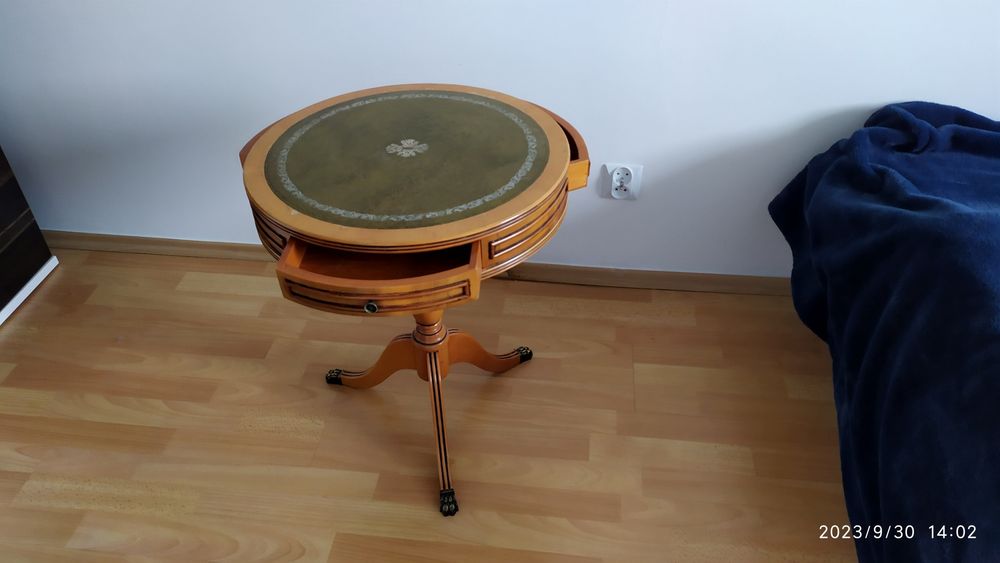 Stylowy stolik z szufladkami