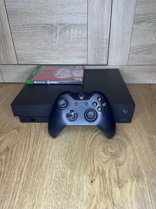 Konsola Xbox One X + Gra Fifa 20