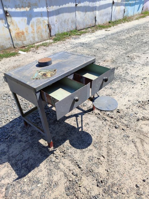 Продам верстак для гаража с  выдвижными ящиками.