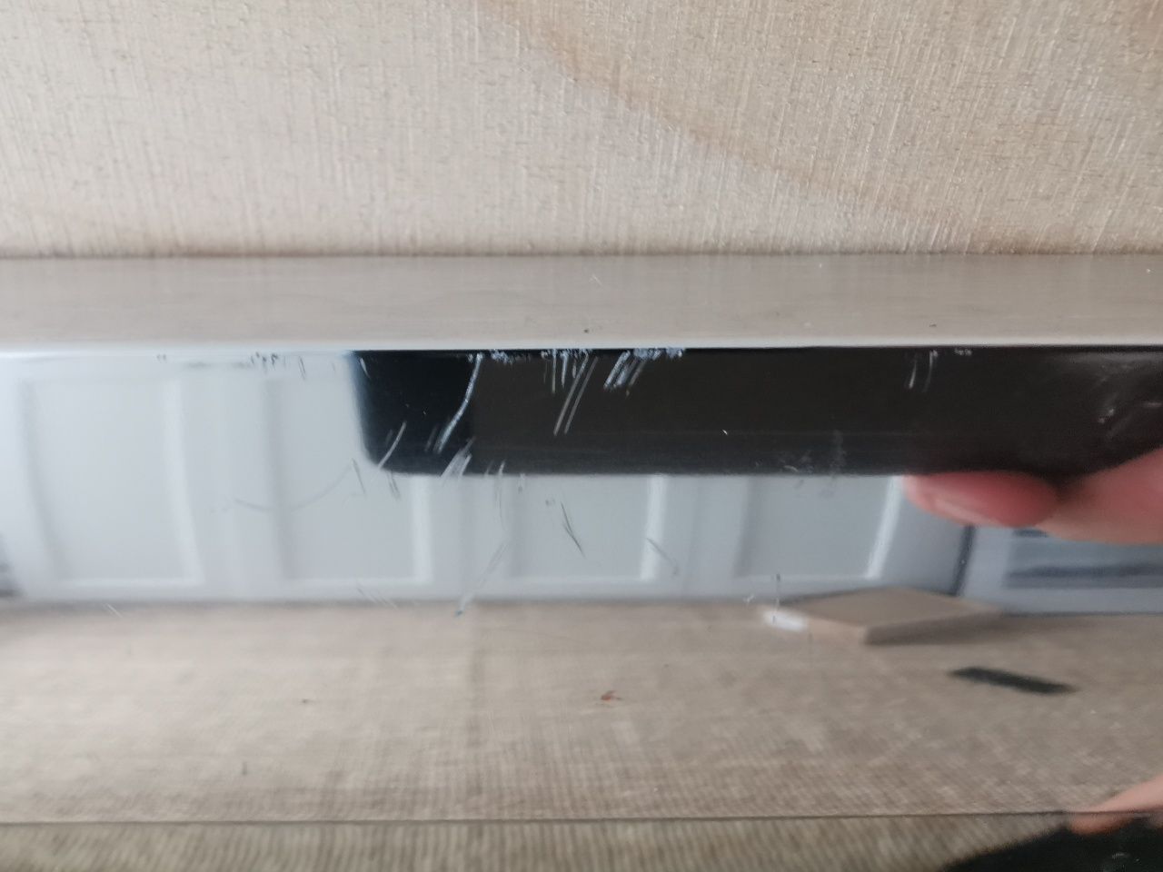 Lustro w aluminiowej srebrnej ramie