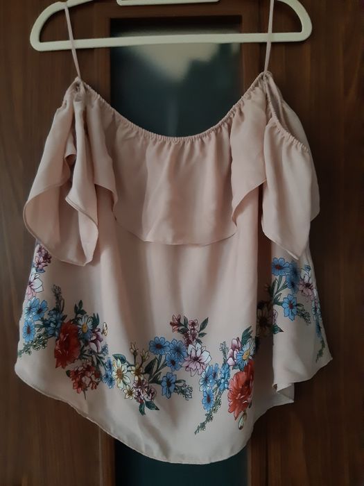Bluzka cold shoulder pudrowy róż Stradivarius