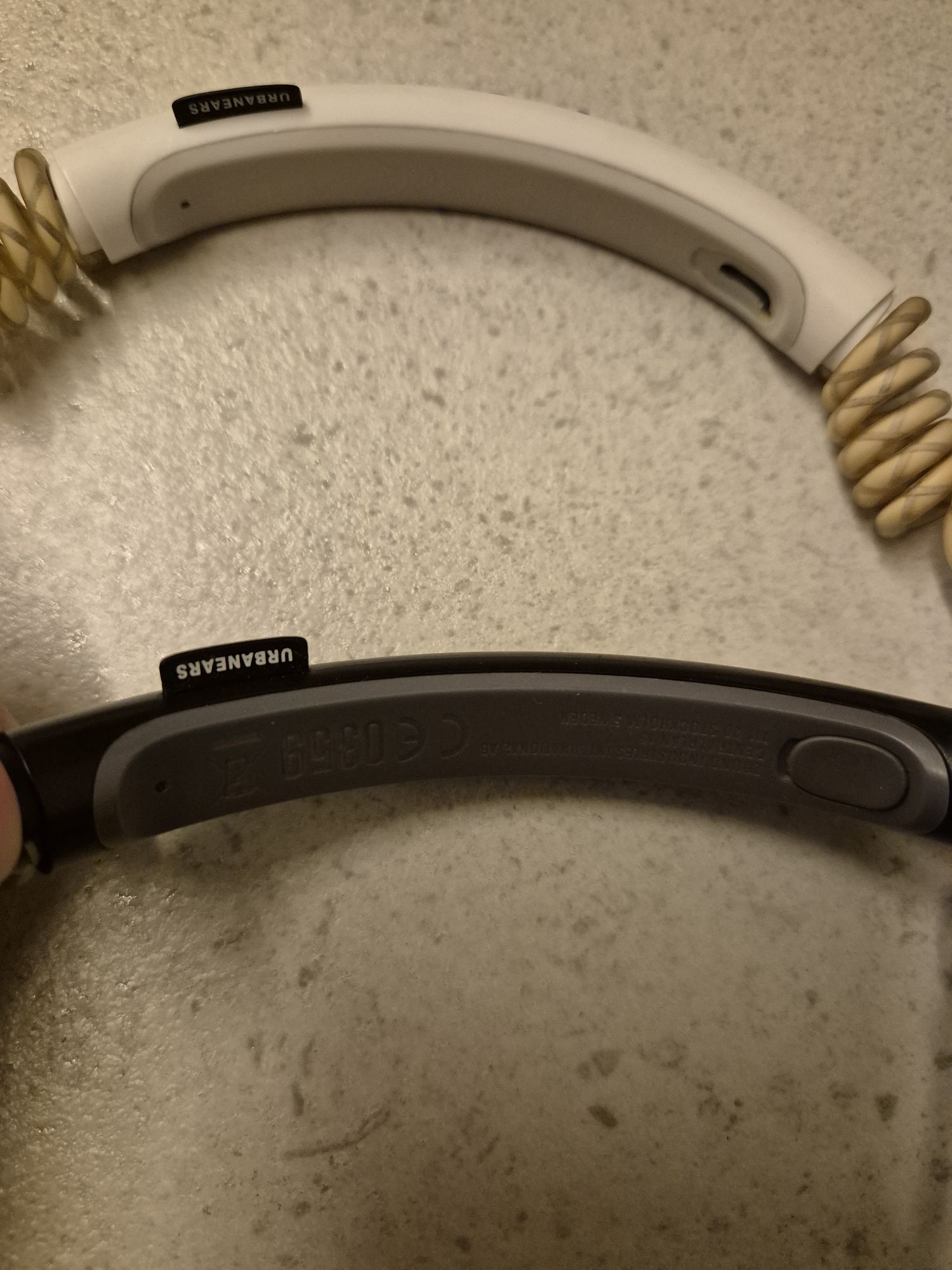 Бездротові навушники Urbanears бігові. Працюють, але виглядають не дуж