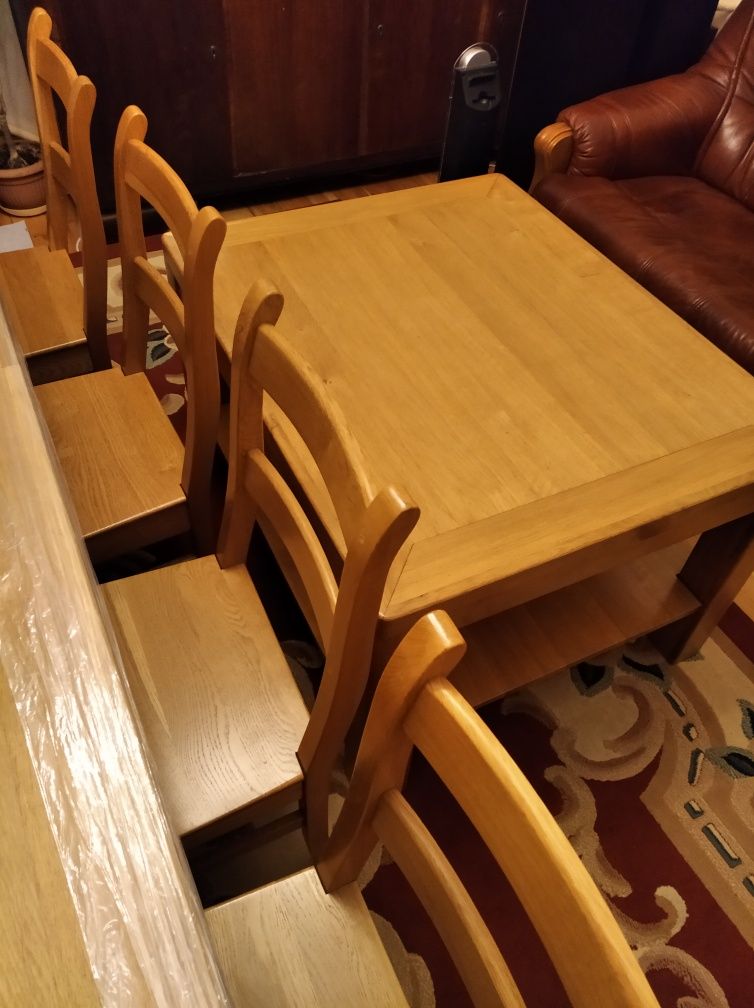 Stół dębowy z krzesłami i dużą ławą