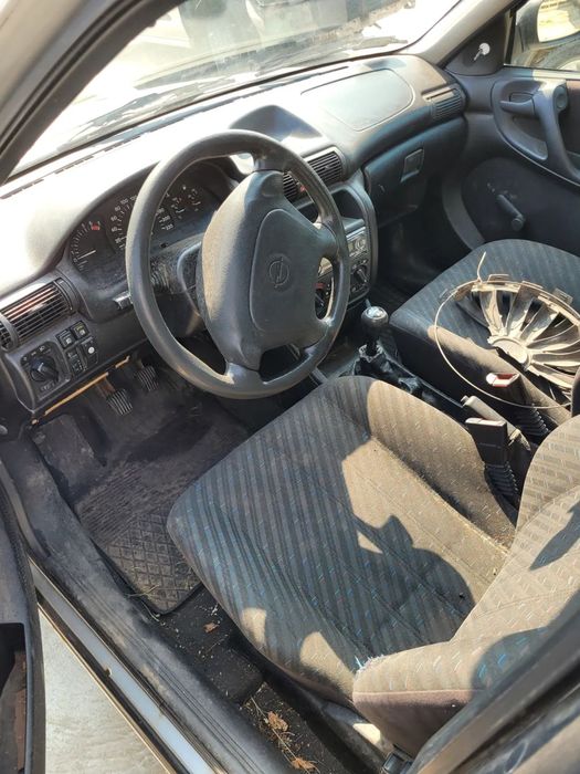 OPEL ASTRA F SEDAN fotel kanapa deska kokpit podsufitka boczek podłokietnik licznik panel szyb stacyjka zestaw startowy
