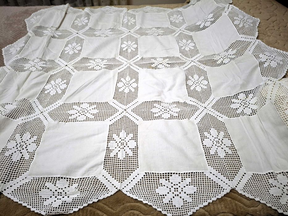 Toalha branca com quadrados em tecido