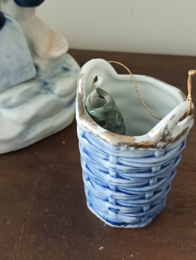 Fabuloso pescador oriental em porcelana