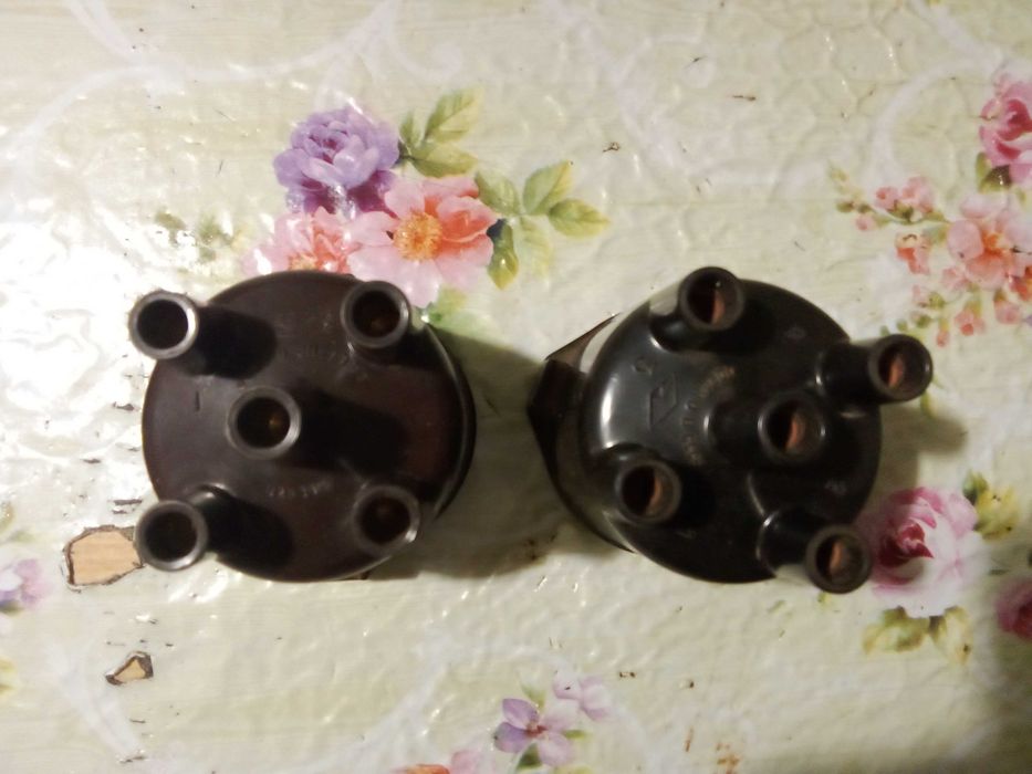 Коричневая и чёрная крышка трамблёра от ВАЗ 2101-2107 (цена за 2 шт.)