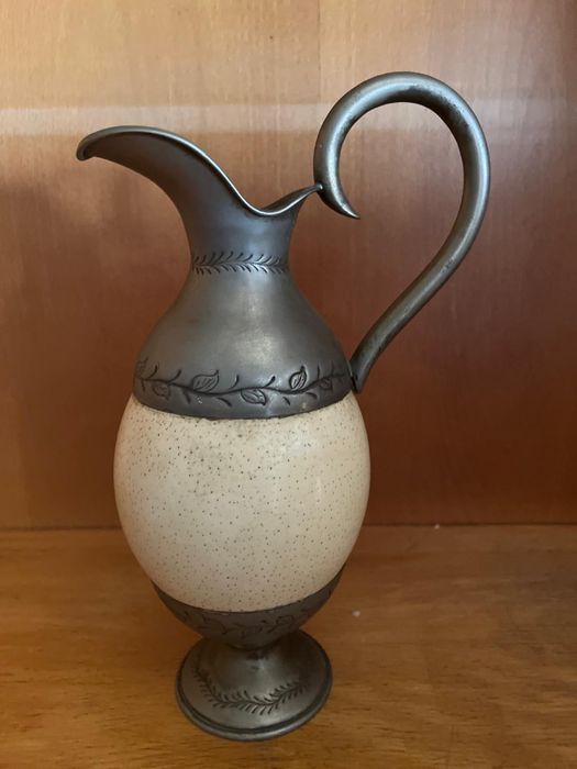 Jarro com centro de ovo de avestruz com base e topo em estanho