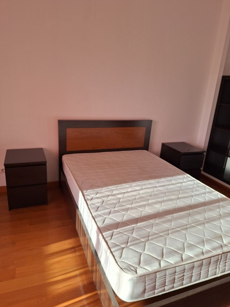 Quarto solteiro cama+colchao+ mesinhas