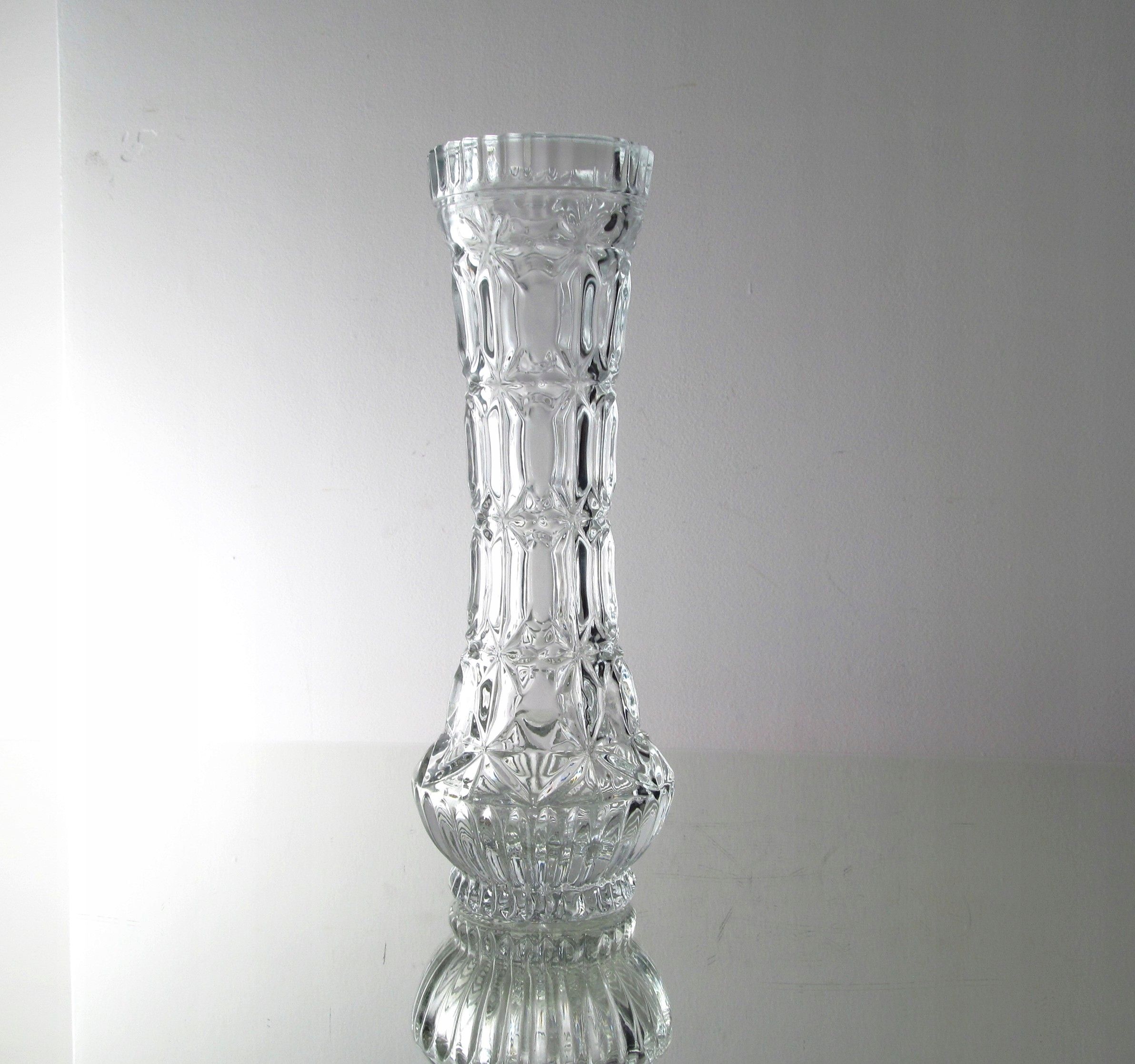 piękny szklany prasowany wazon